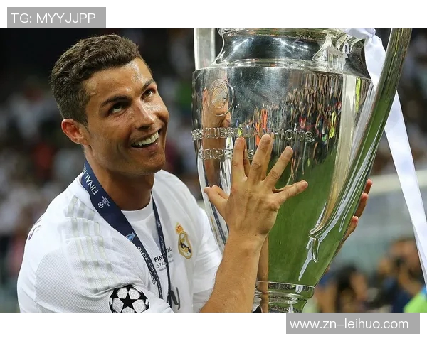 C罗分享最佳中东球员奖杯照感谢所有支持者的陪伴与鼓励